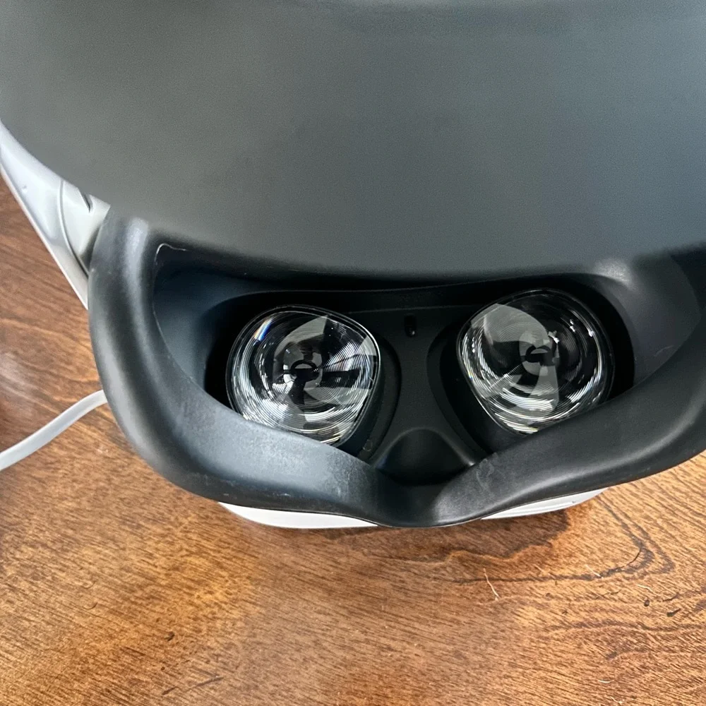 Oculus Quest 2- Elite headset+ controller grips